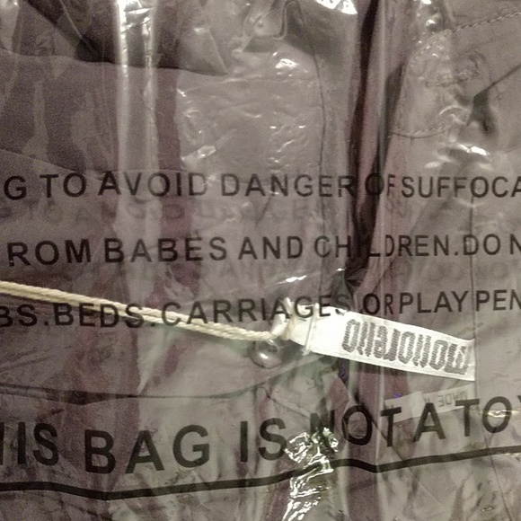 Winged cape blouse - Picture 3 of 4